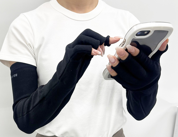 指先カットで着用したままスマートフォン操作ができる着用イメージ