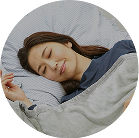 眠っている女性の写真